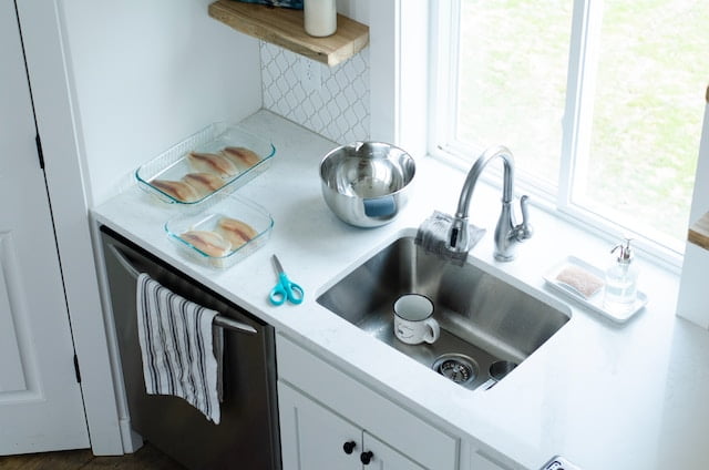 How cleaning kitchen sink is done